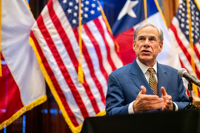 AUSTIN, TEXAS - 15 DE AGOSTO: El gobernador de Texas, Greg Abbott, habla durante una conferencia de prensa en el Capitolio Estatal el 15 de agosto de 2025 en Austin, Texas. (Foto de Brandon Bell/Getty Images)