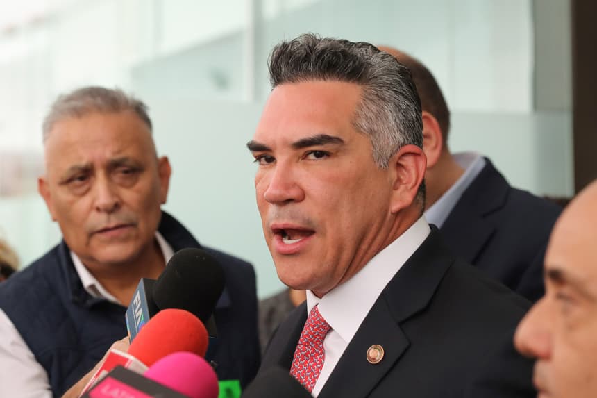 El senador Alejandro Moreno Cárdenas habla con periodistas previo a una sesión en el Senado de la República en Ciudad de México (Imagen de archivo. EFE/ Mario Guzmán)