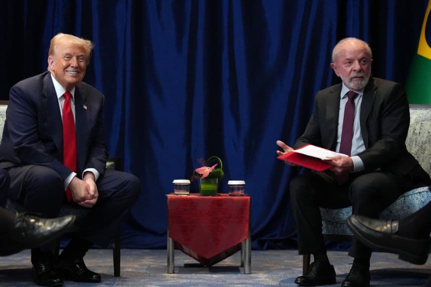 El presidente de EE. UU., Donald Trump, mantiene una reunión bilateral con el presidente de Brasil, Luiz Inácio Lula da Silva (derecha), en el Centro de Convenciones de Kuala Lumpur el 26 de octubre de 2025 en Kuala Lumpur, Malasia. (Andrew Harnik/Getty Images)