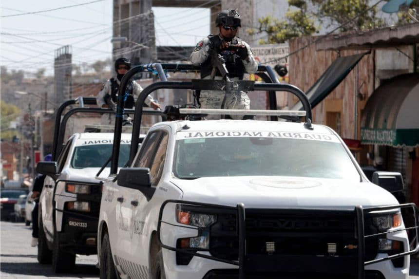 Oficiales de la Guardia Nacional patrullan en una camioneta como parte de una operación permanente en el municipio de Teocaltiche, Jalisco el 24 de febrero de 2025. (ULISES RUIZ/AFP a través de Getty Images)