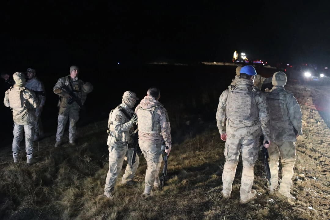 Soldados turcos y equipos de rescate buscan los restos de un avión privado que transportaba al jefe militar de Libia, cuatro oficiales, y tres tripulantes que se estrelló después de despegar de Ankara, matando a todos a bordo, en Ankara, Turquía, el 23 de diciembre de 2025. (Efekan Akyuz/Foto AP)