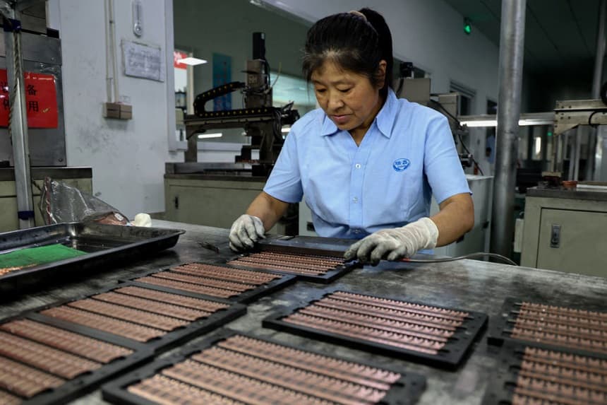 Una empleada trabaja en una fábrica de chips semiconductores en Binzhou, en la provincia de Shandong, al este de China, el 4 de junio de 2024. (Foto de AFP) / China OUT (Foto de STR/AFP vía Getty Images)