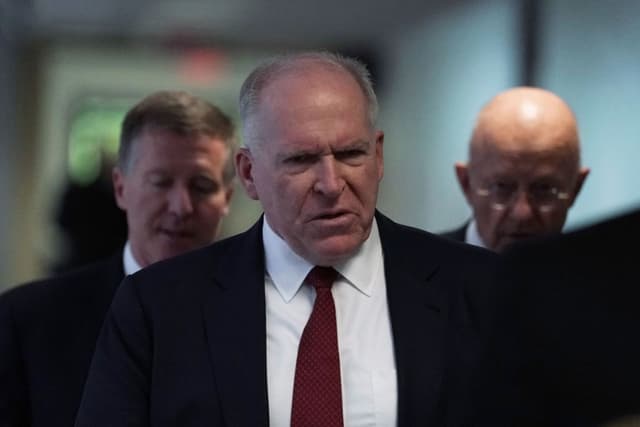 El exdirector de la CIA John Brennan (segundo por la izquierda) y el exdirector de Inteligencia Nacional James Clapper (a la derecha) llegan a una audiencia a puerta cerrada ante el Comité (Selecto) de Inteligencia del Senado el 16 de mayo de 2018 en el Capitolio, en Washington, D.C. (Foto de Alex Wong/Getty Images)