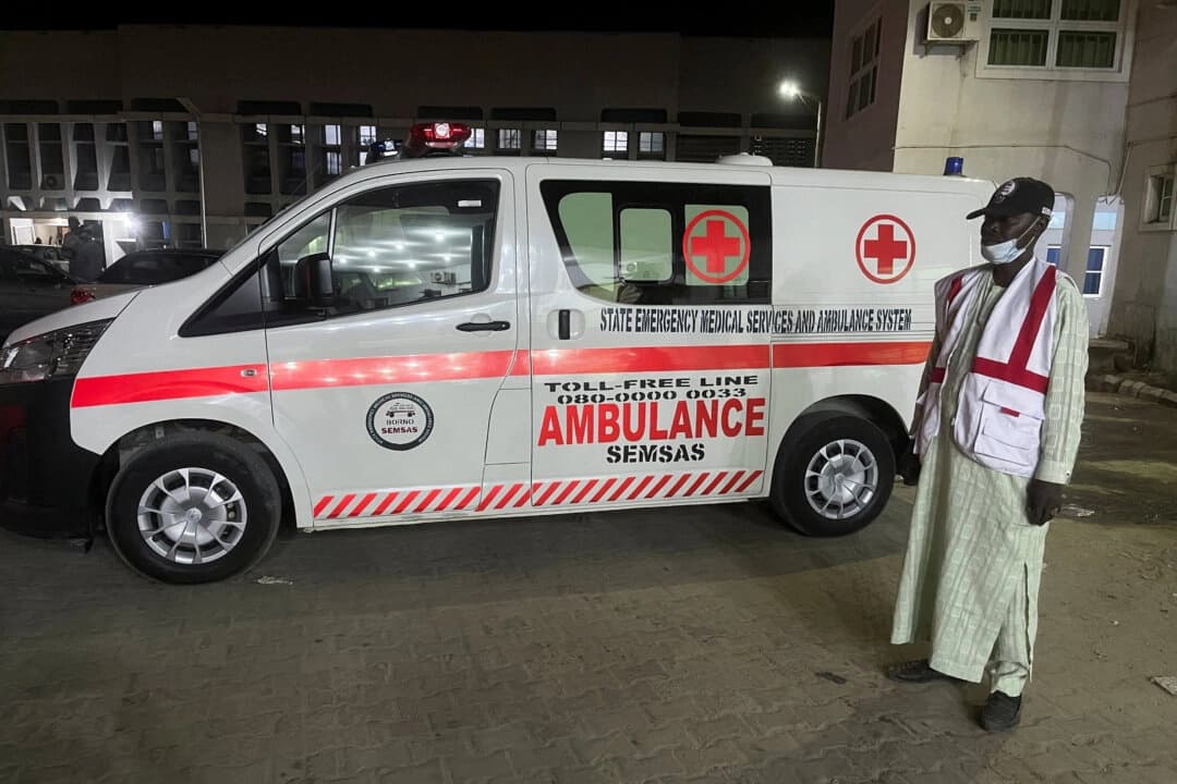 Un funcionario de emergencias se encuentra frente al Hospital Especializado del Estado de Borno, donde se atiende a las personas heridas en una explosión durante las oraciones vespertinas en una mezquita, en Maiduguri, Estado de Borno, Nigeria, el 24 de diciembre de 2025. (Ahmed Kingimi/Reuters)