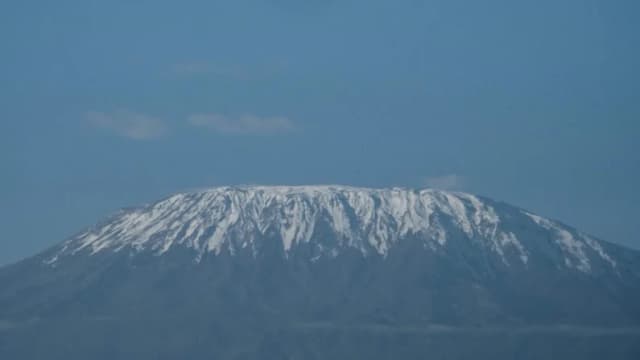 Una vista general del monte Kilimanjaro cubierto de nieve desde el Santuario Kimana en Kimana, Kenia, el 2 de marzo de 2021. (Foto de Yasuyoshi Chiba/AFP vía Getty Images)