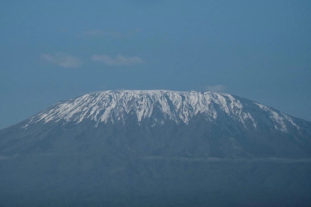 Una vista general del monte Kilimanjaro cubierto de nieve desde el Santuario Kimana en Kimana, Kenia, el 2 de marzo de 2021. (Foto de Yasuyoshi Chiba/AFP vía Getty Images)