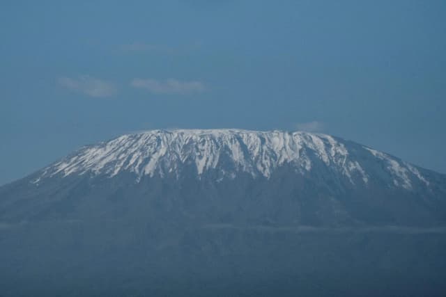 Una vista general del monte Kilimanjaro cubierto de nieve desde el Santuario Kimana en Kimana, Kenia, el 2 de marzo de 2021. (Foto de Yasuyoshi Chiba/AFP vía Getty Images)