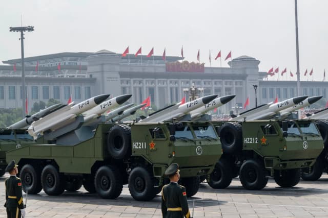 Lanzamisiles chinos durante un desfile militar celebrado en la plaza de Tiananmen el 3 de septiembre de 2025, en Beijing. Kevin Frayer/Getty Images