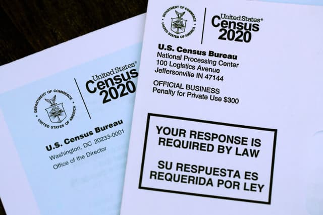 El logotipo del Censo de EE. UU. aparece en los materiales del censo recibidos por correo con una invitación para rellenar la información del censo, en San Anselmo, California, el 19 de marzo de 2020. (Ilustración fotográfica de Justin Sullivan/Getty Images)