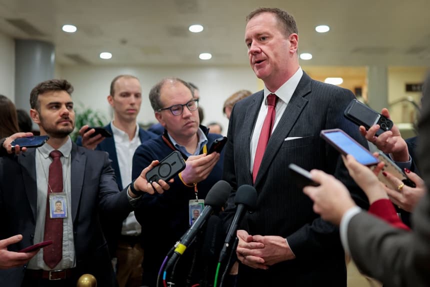 El senador Eric Schmitt (R-Mo.) habla con la prensa tras una sesión informativa a puerta cerrada en el Capitolio de los Estados Unidos, en Washington, D.C., el 17 de diciembre de 2025. (Heather Diehl/Getty Images)