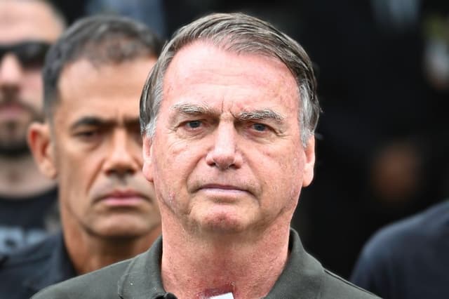 El expresidente brasileño Jair Bolsonaro abandona el Hospital DF Star tras someterse a una intervención médica el 14 de septiembre de 2025 en Brasilia, Brasil. (Ton Molina/Getty Images)