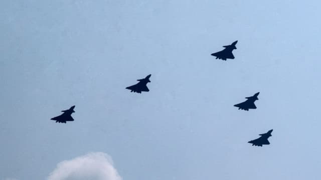 Aviones de combate chinos J-20 sobrevuelan un desfile militar que conmemora el 80.º aniversario de la victoria sobre Japón y el fin de la Segunda Guerra Mundial, en la plaza de Tiananmen, el 3 de septiembre de 2025, en Beijing, China. (Kevin Frayer/Getty Images)
