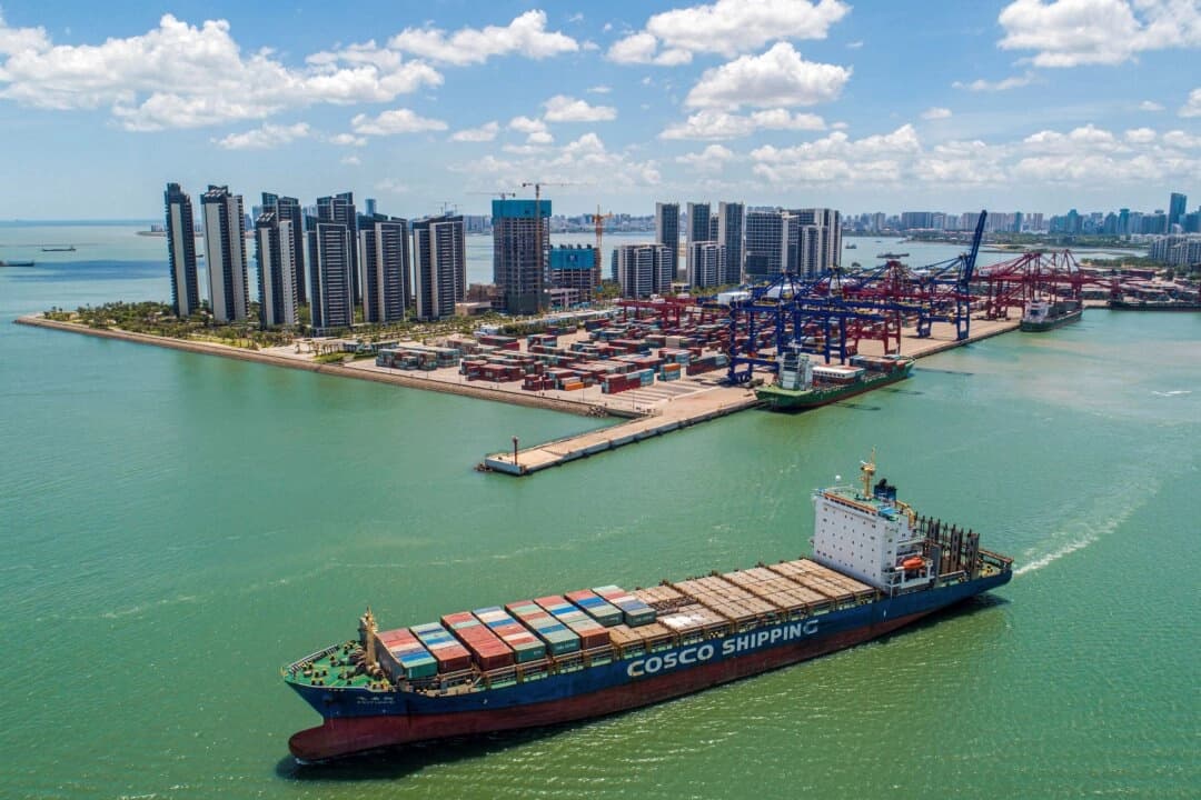 Un carguero cargado de contenedores sale de un puerto en Haikou, en la provincia de Hainan, en el sur de China, el 17 de mayo de 2021. (STR/AFP vía Getty Images