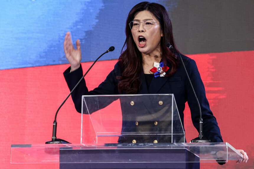 La recién elegida líder de la oposición Kuomintang (KMT), Cheng Li-wun, pronuncia su discurso durante el XII Congreso Nacional del Kuomintang (KMT) en Taipéi, el 1 de noviembre de 2025. Taiwán no puede permitirse aumentar su presupuesto de defensa a más del 3 % del PIB, declaró Cheng, la nueva líder del principal partido de la oposición de la isla democrática, a la AFP, lo que podría descarrilar los planes de gasto del Gobierno. (Foto de I-HWA CHENG/AFP a través de Getty Images).