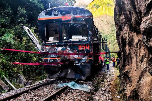 Una de las dos locomotoras afectadas tras una colisión frontal que conecta Machu Picchu con Ollantaytambo, fotografiada en Pampacahua, departamento de Cusco, Perú, el 30 de diciembre de 2025. (Carolina Paucar/AFP vía Getty Images)