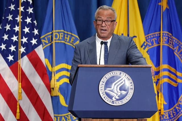 El Secretario de Salud y Servicios Humanos de EE. UU., Robert F. Kennedy Jr., habla durante un anuncio en el Departamento de Salud y Servicios Humanos el 18 de diciembre de 2025 en Washington, D.C. (Foto de Alex Wong/Getty Images)