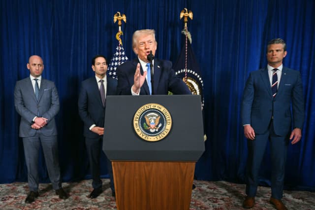 El presidente de Estados Unidos, Donald Trump, junto a (de izquierda a derecha) el subjefe de gabinete Stephen Miller, el secretario de Estado Marco Rubio y el secretario de Defensa Pete Hegseth, habla con la prensa tras las acciones militares estadounidenses en Venezuela, en su residencia Mar-a-Lago en Palm Beach, Florida, el 3 de enero de 2026. (Jim WATSON/AFP a través de Getty Images)