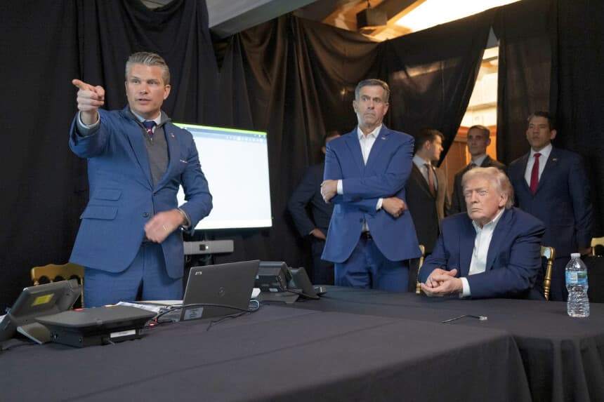 El presidente de los Estados Unidos, Donald Trump, el secretario de Guerra, Pete Hegseth (izquierda), y el director de la CIA, John Ratcliffe, supervisan las operaciones militares estadounidenses en Venezuela desde el club Mar-a-Lago de Trump el 3 de enero de 2026 en Palm Beach, Florida. El presidente de Venezuela, Nicolás Maduro, y la primera dama, Cilia Flores, fueron trasladados a Nueva York el sábado tras ser capturados por el ejército estadounidense en Caracas. (Foto de Molly Riley/La Casa Blanca a través de Getty Images).