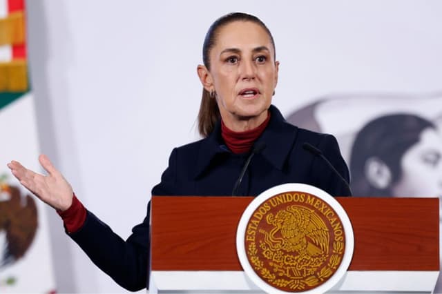 La presidenta de México, Claudia Sheinbaum, habla durante una rueda de prensa el 6 de enero, en el Palacio Nacional de la Ciudad de México, México. (EFE/ Sáshenka Gutiérrez)