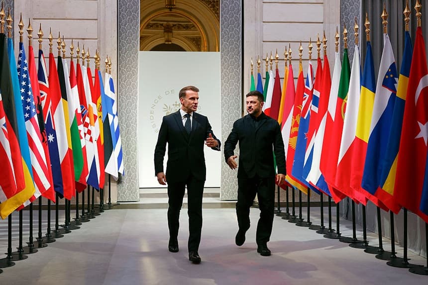 El presidente francés Emmanuel Macron (izquierda) y el presidente ucraniano Volodímir Zelenski (derecha) conversan al llegar a la reunión de la Coalición de los Dispuestos en París, en el Palacio del Elíseo, el 6 de enero de 2026. (Yoan VALAT / POOL / AFP a través de Getty Images)