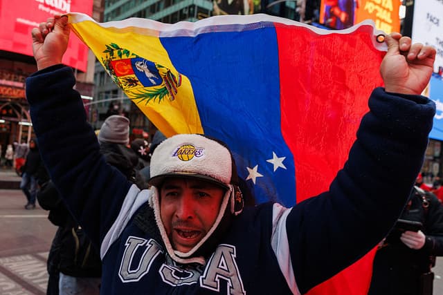Venezolanos se reúnen en Times Square tras la operación militar de Estados Unidos en Venezuela contra Nicolás Maduro en la ciudad de Nueva York, NY, Estados Unidos, el 3 de enero de 2026. (Foto de Jason Alpert-Wisnia / Hans Lucas / AFP a través de Getty Images)