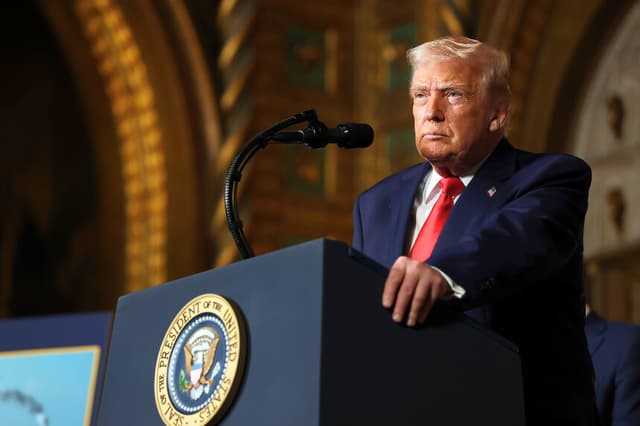 El presidente de Estados Unidos, Donald Trump, responde a preguntas tras anunciar la creación del acorazado "clase Trump" durante una declaración a los medios de comunicación en la finca Mar-a-Lago de Trump el 22 de diciembre de 2025 en Palm Beach, Florida. (Foto de Tasos Katopodis/Getty Images)