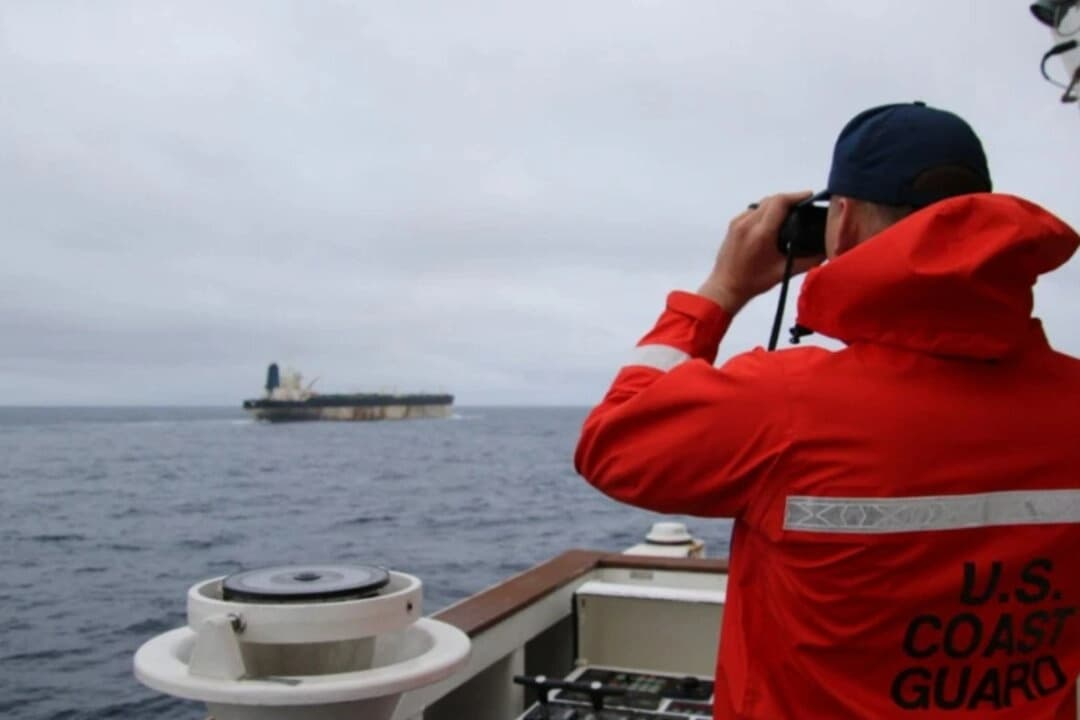 Una foto sin fecha subida por el Mando Europeo de Estados Unidos el 7 de enero de 2026 muestra a un oficial de la Guardia Costera de Estados Unidos inspeccionando un barco. (Mando Europeo de Estados Unidos a través de The Epoch Times)