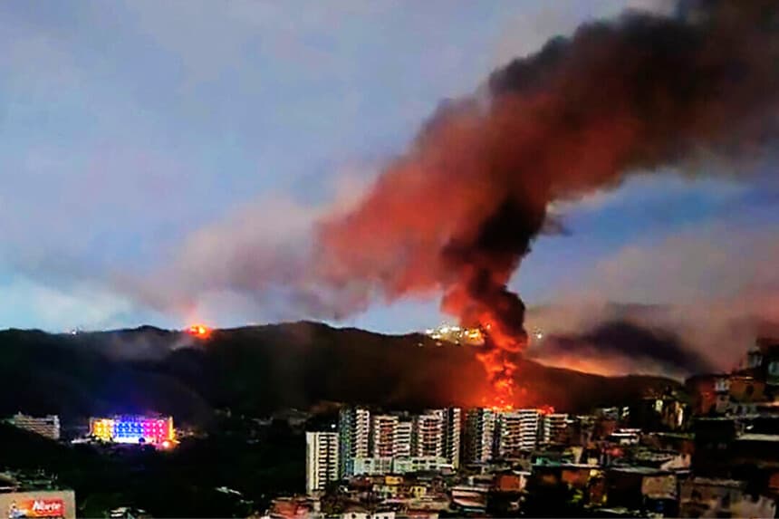 Un incendio arde en Fuerte Tiuna, el complejo militar más grande de Venezuela en Caracas, tras un asalto militar estadounidense el 3 de enero de 2026. (AFP vía Getty Images)