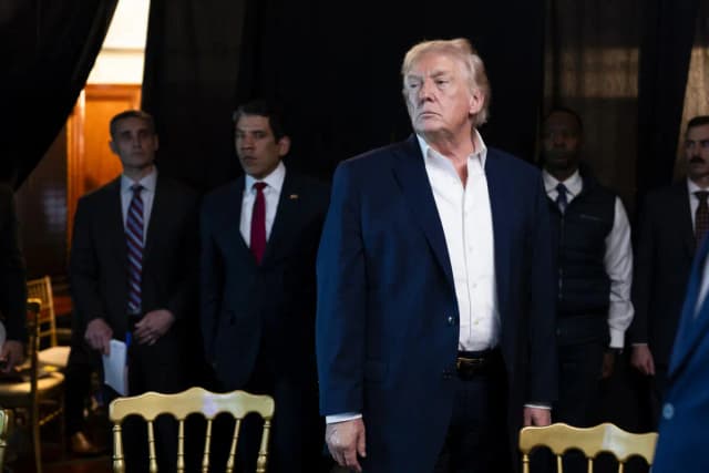 El presidente de Estados Unidos, Donald Trump, y el director de la CIA, John Ratcliffe (izq.), supervisan las operaciones militares estadounidenses en Venezuela, en Mar-a-Lago, Palm Beach, Florida, el 3 de enero de 2026. (Molly Riley/La Casa Blanca vía Getty Images)