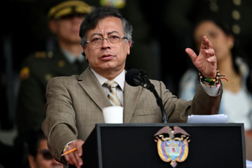 El presidente de Colombia, Gustavo Petro, pronuncia un discurso durante la conmemoración del 134.º aniversario de la Policía Nacional y el ascenso de oficiales en la Academia de Policía General Santander en Bogotá, el 13 de noviembre de 2025. (RAÚL ARBOLEDA/AFP a través de Getty Images)
