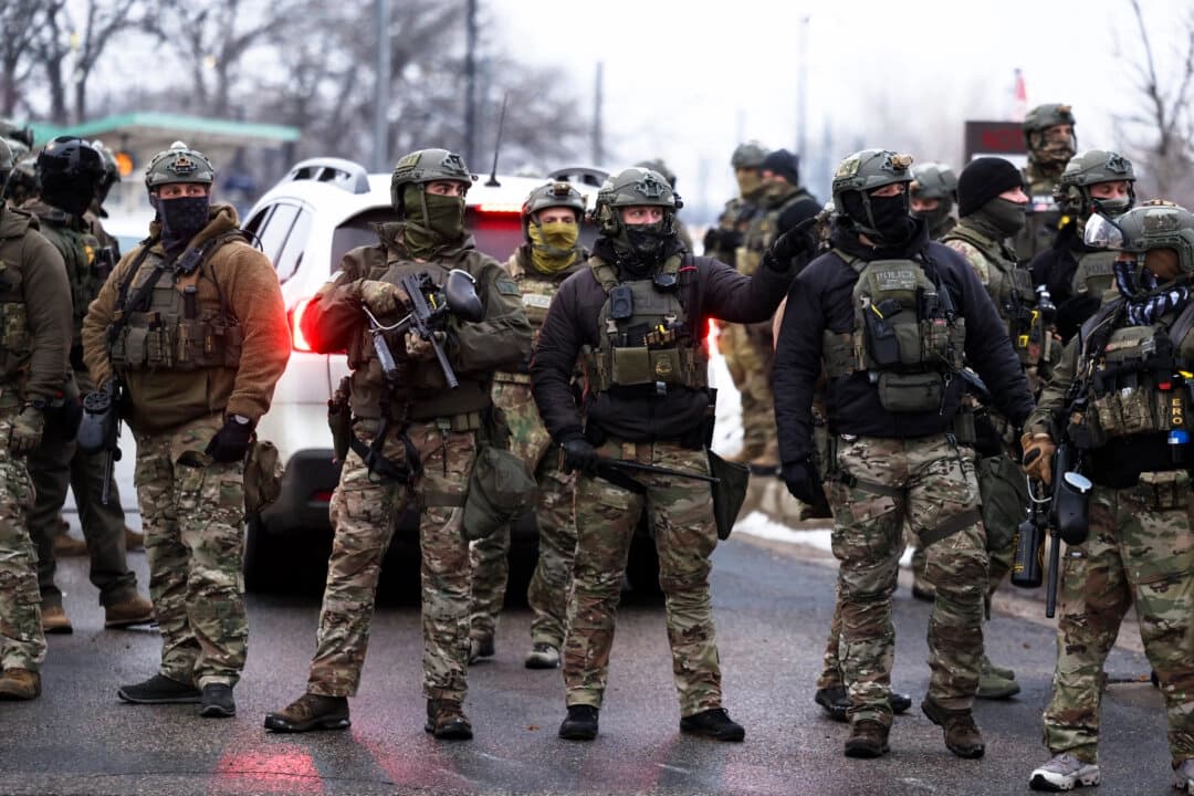Agentes de la Patrulla Fronteriza de EE. UU. con armas no letales hacen guardia en el Edificio Federal Bishop Henry Whipple en Minneapolis, Minnesota, el 8 de enero de 2026. (Charly Triballeau/AFP vía Getty Images)