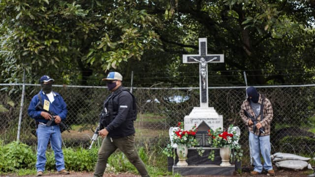 Miembros del grupo de autodefensa Pueblos Unidos realizan tareas de vigilancia para proteger las plantaciones de aguacate, azotadas por los cárteles de la droga que dominan la zona, en Ario de Rosales, estado de Michoacán, México, el 8 de julio de 2021. Los campesinos se han organizado contra el acoso de los narcotraficantes, cuya violencia se ha intensificado en el país. (ENRIQUE CASTRO/AFP vía Getty Images)