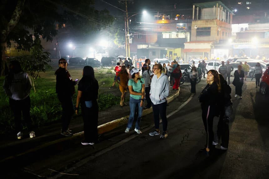 Familiares de presos esperan frente a la cárcel El Rodeo en Caracas el 8 de enero de 2026. Las autoridades venezolanas están liberando a un "gran número" de presos, algunos de ellos extranjeros, cinco días después de que las fuerzas estadounidenses derrocaran al líder autoritario Nicolás Maduro, dijo el 8 de enero el presidente del Parlamento, Jorge Rodríguez. (Pedro MATTEY / AFP vía Getty Images)