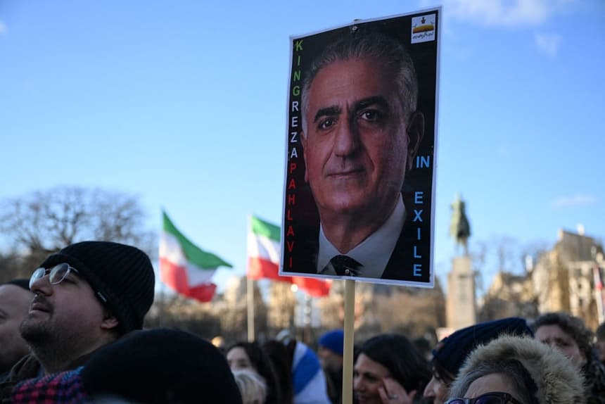 Un manifestante sostiene una pancarta del líder de la oposición iraní e hijo del último Sha de Irán, Reza Pahlavi, durante una manifestación contra la represión del régimen iraní a las protestas en el centro de París, el 4 de enero de 2026. (Blanca CRUZ/AFP vía Getty Images)