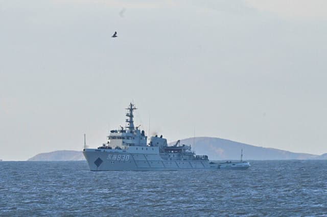 TOPSHOT - Un buque militar chino patrulla mientras el Ejército Popular de Liberación (EPL) realiza maniobras militares en la isla de Pingtan, en la provincia de Fujian, al este de China, el punto más cercano a Taiwán, el 30 de diciembre de 2025. Taiwán afirmó el martes que había detectado 130 aviones militares chinos cerca de la isla en un periodo de 24 horas, mientras China iniciaba su segundo día de maniobras con fuego real. (Foto de ADEK BERRY / AFP a través de Getty Images)