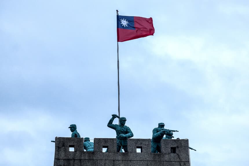 Estatuas de soldados en la Torre Bada, en Kinmen, el 28 de octubre de 2025. Taiwán ha sido durante mucho tiempo un punto conflictivo en las relaciones entre Estados Unidos y China. (Foto de I-HWA CHENG/AFP a través de Getty Images)