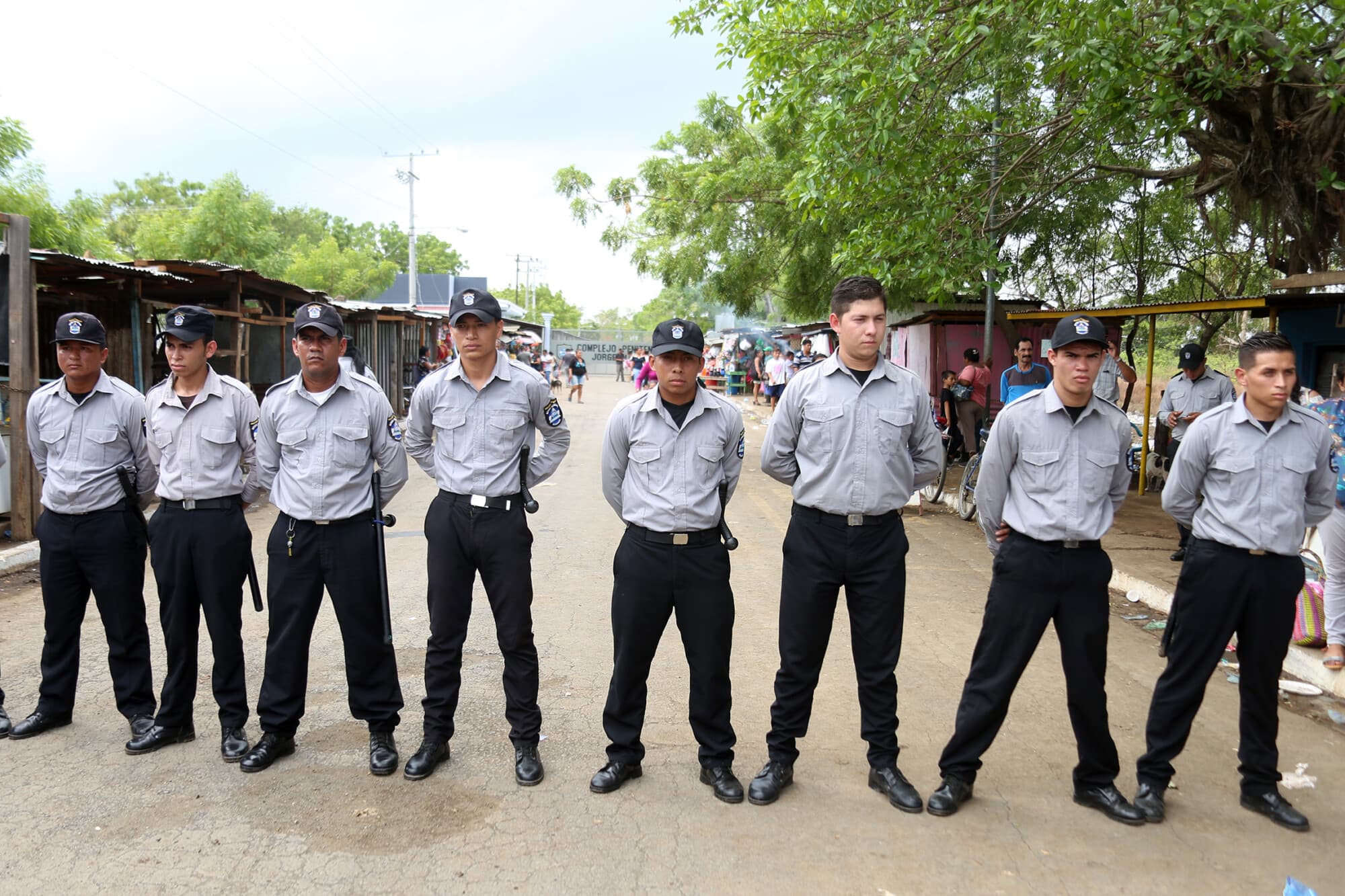 La policía permanece frente a la prisión de máxima seguridad La Modelo, en Tipitapa, cerca de Managua, el 17 de mayo de 2019, un día después de un motín. (MAYNOR VALENZUELA/AFP a través de Getty Images)