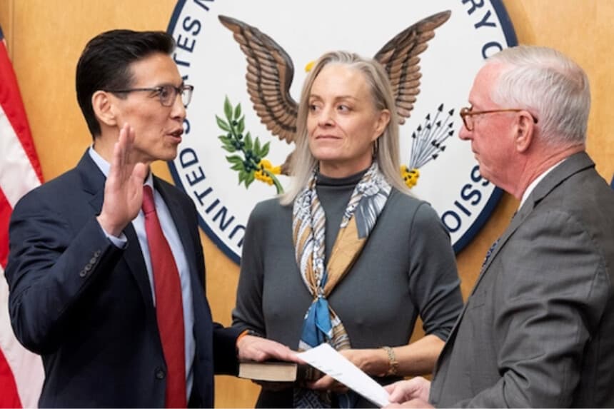 Ho K. Nieh es juramentado como miembro de la Comisión Reguladora Nuclear de los Estados Unidos por el excomisionado William Ostendorff mientras su esposa, Kerry, observa en Washington el 16 de diciembre de 2025. (Comisión Reguladora Nuclear de los Estados Unidos).