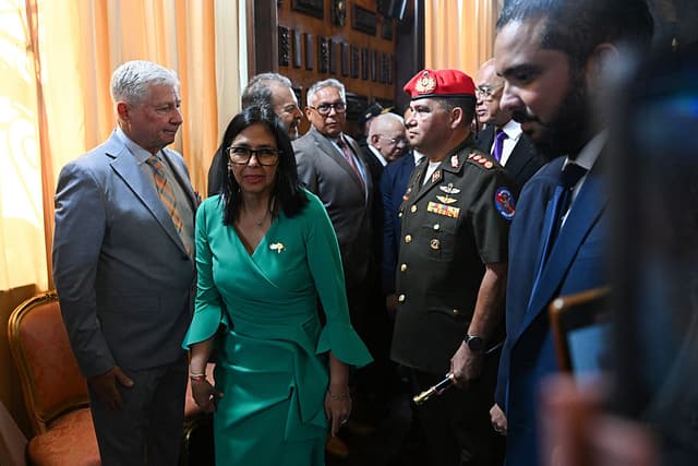La presidenta interina de Venezuela, Delcy Rodríguez, se marcha tras una sesión de la Asamblea Nacional en Caracas el 5 de enero de 2026. El Parlamento venezolano tomó juramento a Delcy Rodríguez como presidenta interina el 5 de enero. (Foto de Federico PARRA / AFP vía Getty Images)