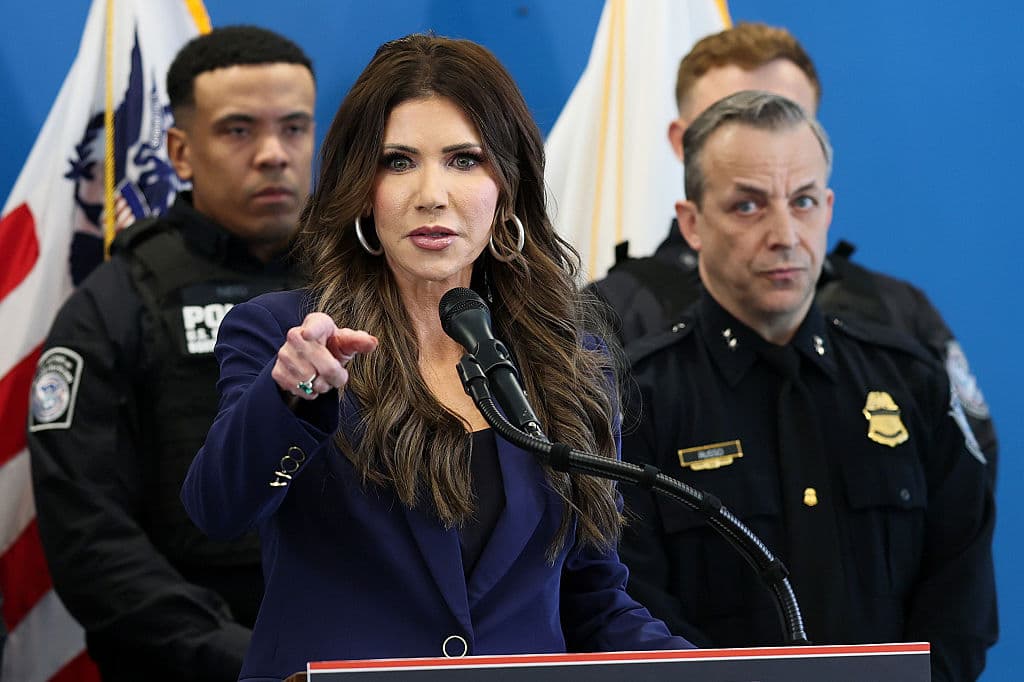 La secretaria de Seguridad Nacional de EE. UU., Kristi Noem, responde preguntas durante una conferencia de prensa en el One World Trade Center el 8 de enero de 2026 en la ciudad de Nueva York (Foto de Michael M. Santiago/Getty Images)