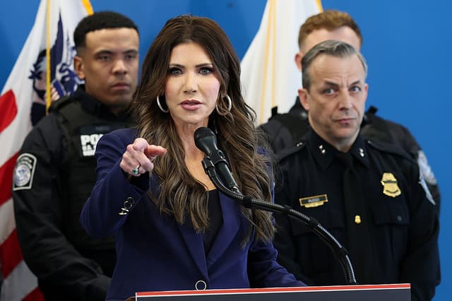 La secretaria de Seguridad Nacional de EE. UU., Kristi Noem, responde preguntas durante una conferencia de prensa en el One World Trade Center, en la ciudad de Nueva York, el 8 de enero de 2026. (Michael M. Santiago/Getty Images)