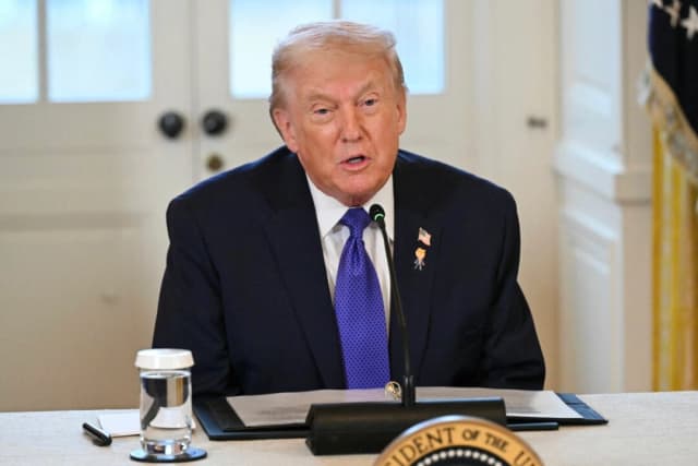 El presidente de Estados Unidos, Donald Trump, habla durante una reunión con ejecutivos de compañías petroleras estadounidenses en la Sala Este de la Casa Blanca en Washington, DC, el 9 de enero de 2026. (SAUL LOEB / AFP vía Getty Images)
