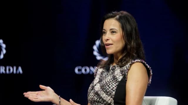 Dina Powell McCormick habla en el escenario durante la Cumbre Anual Concordia 2019 en la ciudad de Nueva York, el 24 de septiembre de 2019. (Riccardo Savi/Getty Images para la Cumbre Concordia)