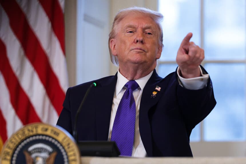 El presidente de los Estados Unidos, Donald Trump, responde a las preguntas de los medios de comunicación durante una reunión con ejecutivos del sector del petróleo y el gas en el Salón Este de la Casa Blanca el 9 de enero de 2026 en Washington, DC. Trump celebra la reunión para discutir los planes de inversión en Venezuela tras derrocar a su líder Nicolás Maduro. (Foto de Alex Wong/Getty Images).
