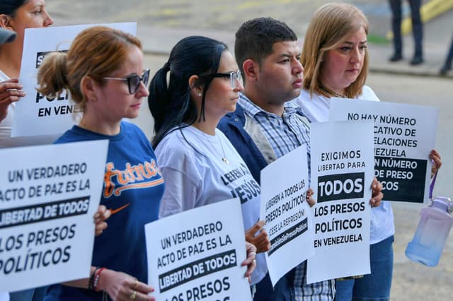 Familiares de presos se manifiestan mientras esperan la liberación de los presos frente a la prisión "El Rodeo" el 9 de enero de 2026 en Miranda, Venezuela. (Carlos Becerra/Getty Images)