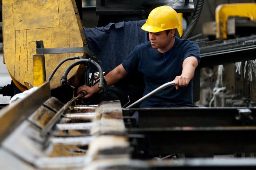 Un empleado trabaja en la fábrica de barras de acero Kold Roll en Santa Catarina, estado de Nuevo León, México, el 4 de noviembre de 2025. (JULIO CÉSAR AGUILAR/AFP a través de Getty Images)