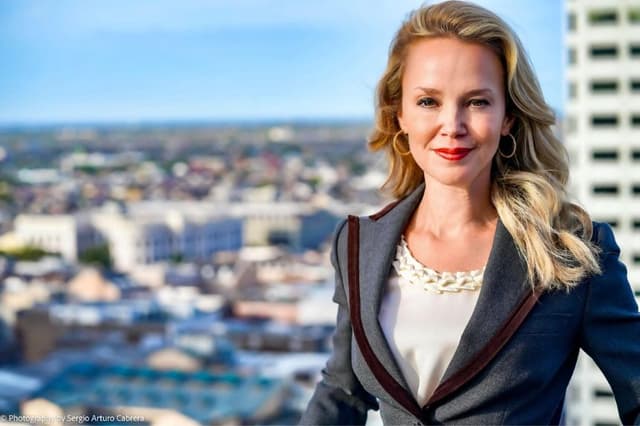 Fotografía de campaña electoral de la demócrata Helena Moreno, nacida en Veracruz, México. (EFE/Campaña Helena Moreno)