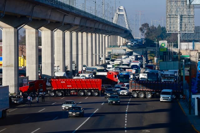 Transportistas del Estado de México bloquearon este martes diversas vías estratégicas que conectan con la capital mexicana para denunciar una presunta red de extorsión integrada por operadores de grúas, depósitos vehiculares y autoridades, y exigir la intervención del gobierno estatal. Fotografía de archivo. (EFE/ Felipe Gutiérrez)