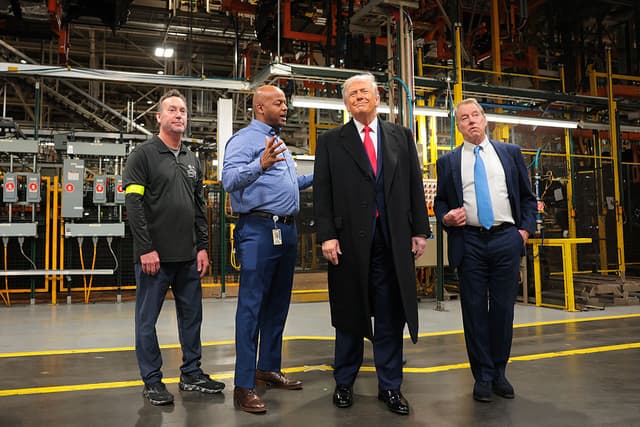 El presidente de EE. UU., Donald Trump (2.º dcha.), conversa con Corey Williams (2.º de izq.), gerente de la planta Ford River Rouge, y Bill Ford Jr. (dcha.), presidente ejecutivo de Ford Motor Company, durante un recorrido por el complejo Ford River Rouge el 13 de enero de 2026 en Dearborn, Michigan. (Anna Moneymaker/Getty Images)