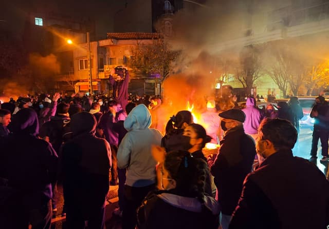 Se encienden fogatas mientras los manifestantes se manifiestan en Teherán, Irán, el 8 de enero de 2026. Las manifestaciones se han prolongado desde diciembre, desencadenadas por la inflación galopante y el desplome del rial, y se han expandido a demandas más amplias de cambio político. (Anónimo/Getty Images)